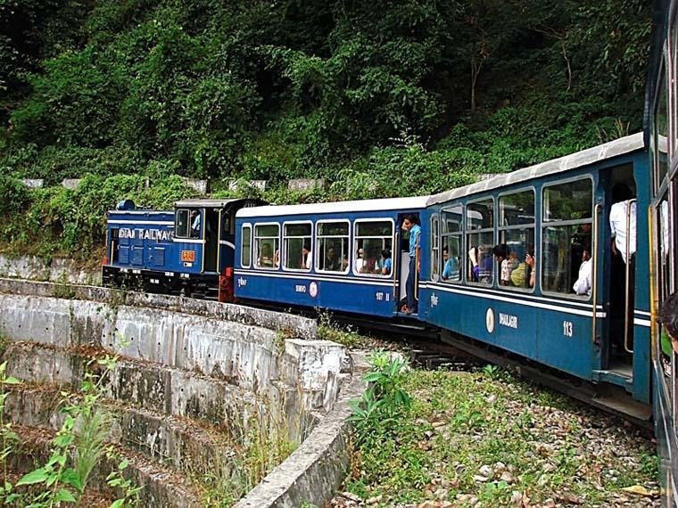How to reach Darjeeling from Howrah sir - Railway Enquiry